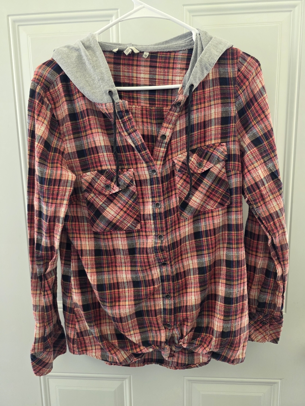 BKE Plaid Button-Up Hoodie Shirt in Red and Black Size Medium